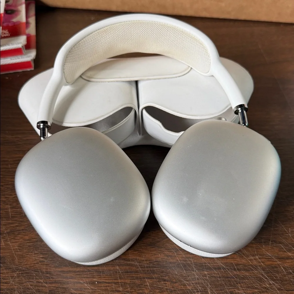 Apple AirPods Max - Silver and White - Lightning Cable charger
